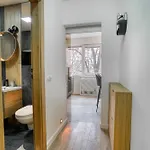 Chic Retreat: Newly Renovated 1br