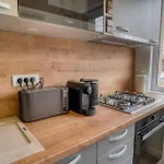 Chic Retreat: Newly Renovated 1br Apartmán