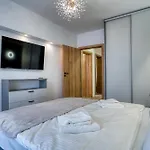 Chic Retreat: Newly Renovated 1br * Bukurešť