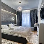 Chic Retreat: Newly Renovated 1br