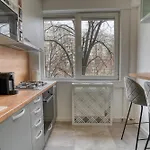 Chic Retreat: Newly Renovated 1br Bukurešť
