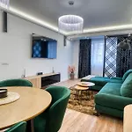 Chic Retreat: Newly Renovated 1br