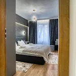 Chic Retreat: Newly Renovated 1br Apartmán Bukurešť
