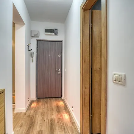 Chic Retreat: Newly Renovated 1br Apartment Bucharest