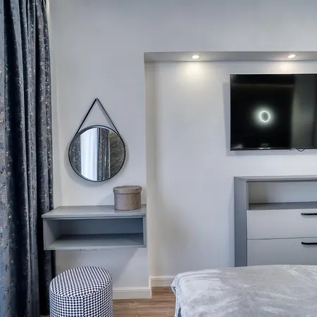 Chic Retreat: Newly Renovated 1br Bucharest