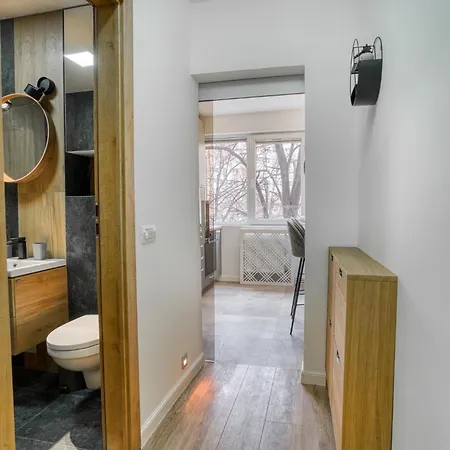 Chic Retreat: Newly Renovated 1br