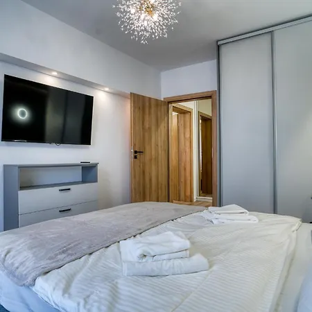 Chic Retreat: Newly Renovated 1br * Bukarest