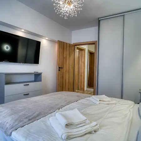 Chic Retreat: Newly Renovated 1br Bukareszt