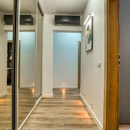 Chic Retreat: Newly Renovated 1br Apartament Bukareszt