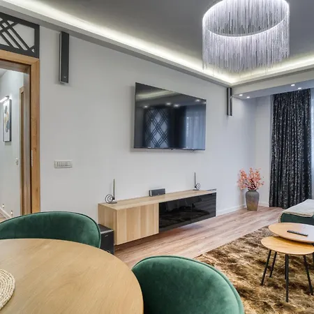 Chic Retreat: Newly Renovated 1br * Bucarest