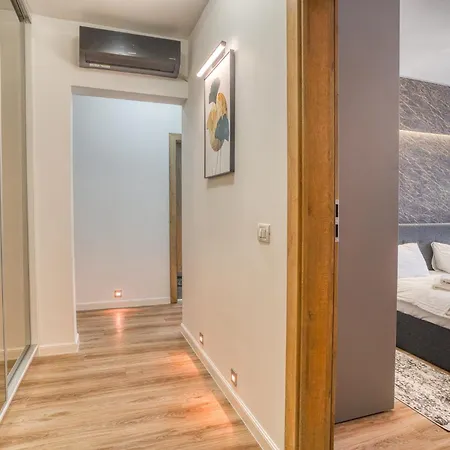 Chic Retreat: Newly Renovated 1br * Bukarest