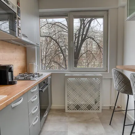 Chic Retreat: Newly Renovated 1br Bukarest