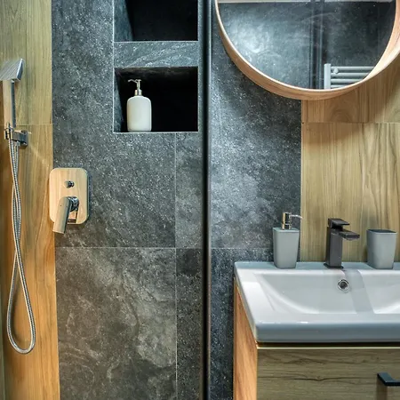 Chic Retreat: Newly Renovated 1br Apartament