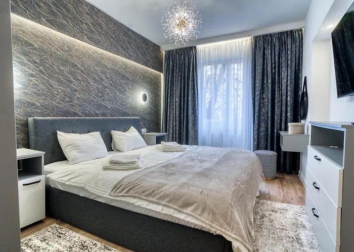 Apartment Chic Retreat: Newly Renovated 1br Bucharest