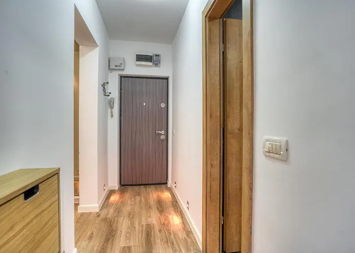 Chic Retreat: Newly Renovated 1br Апартаменти Бухарест