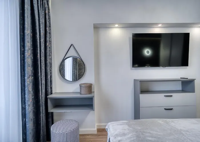 Chic Retreat: Newly Renovated 1br Бухарест