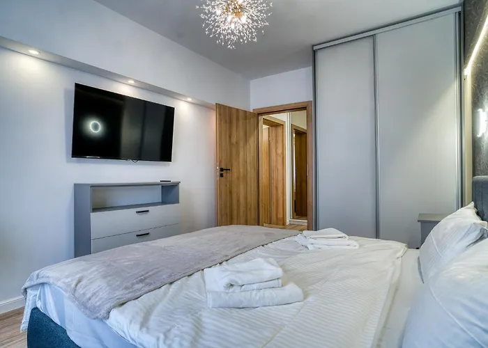 Chic Retreat: Newly Renovated 1br * Bucharest