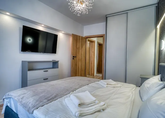 Chic Retreat: Newly Renovated 1br Bucharest