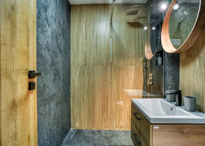 Chic Retreat: Newly Renovated 1br Бухарест