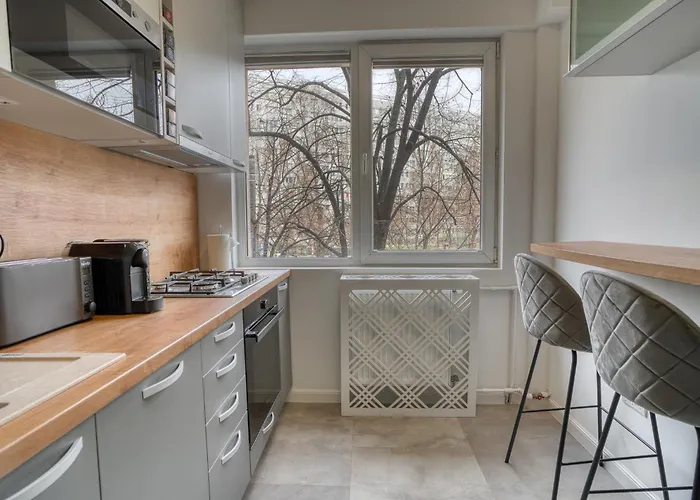 Chic Retreat: Newly Renovated 1br Бухарест